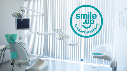 Smile.up Clinicas Dentarias Vila Real logo